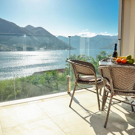 Sea View Apartment For 4 Котор Екстериор снимка