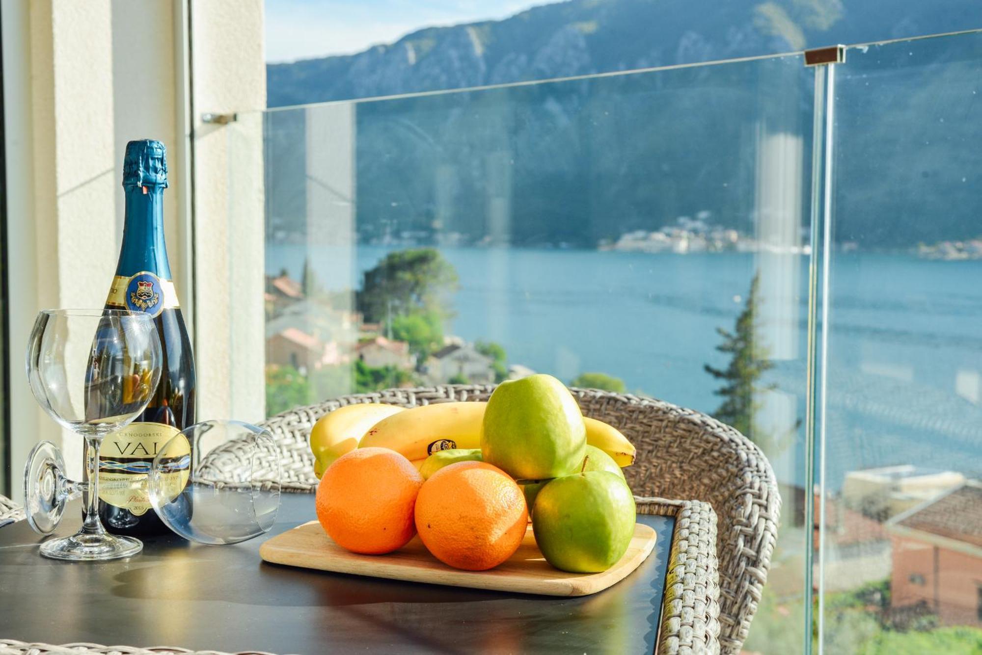 Sea View Apartment For 4 Котор Екстериор снимка