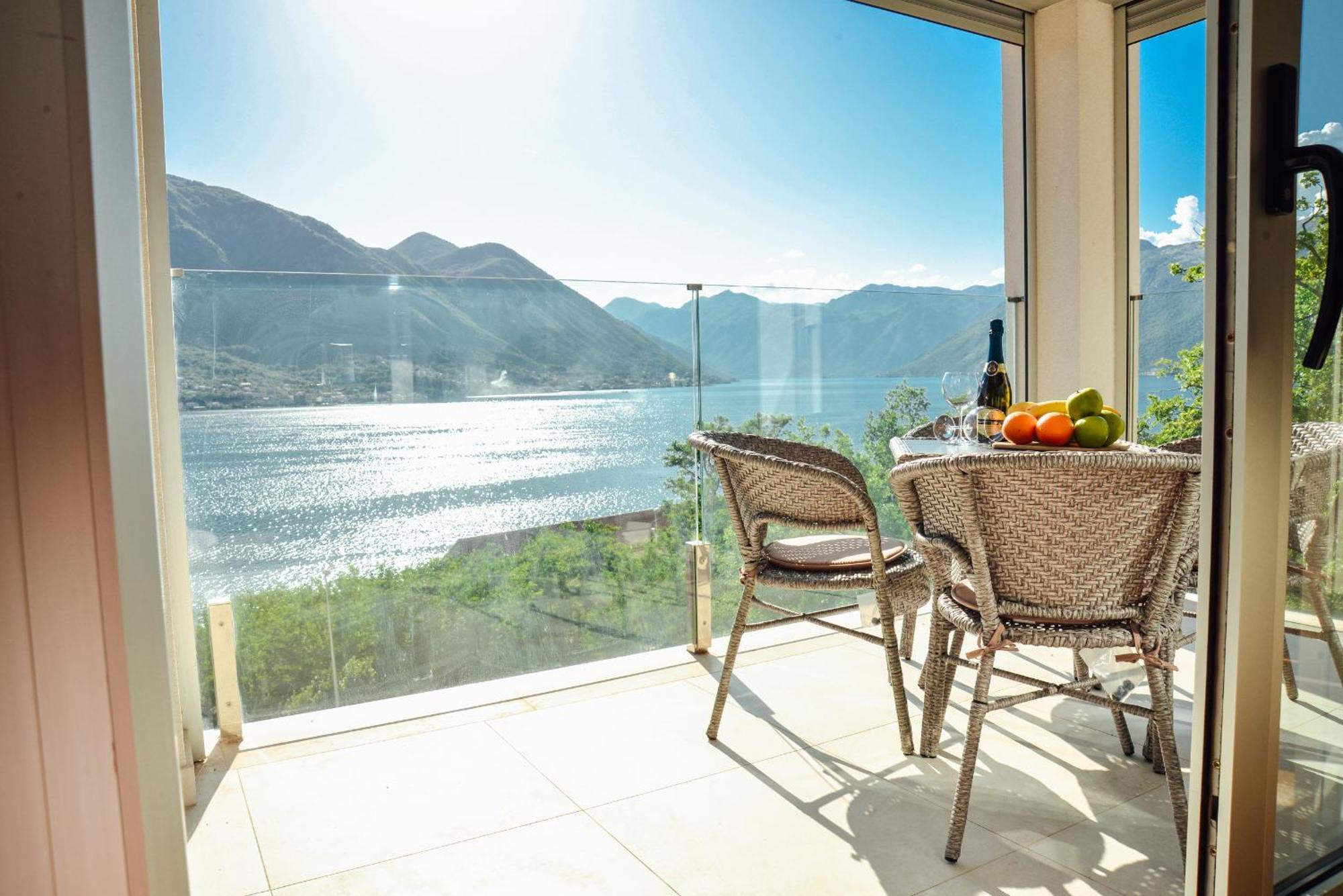 Sea View Apartment For 4 Котор Екстериор снимка