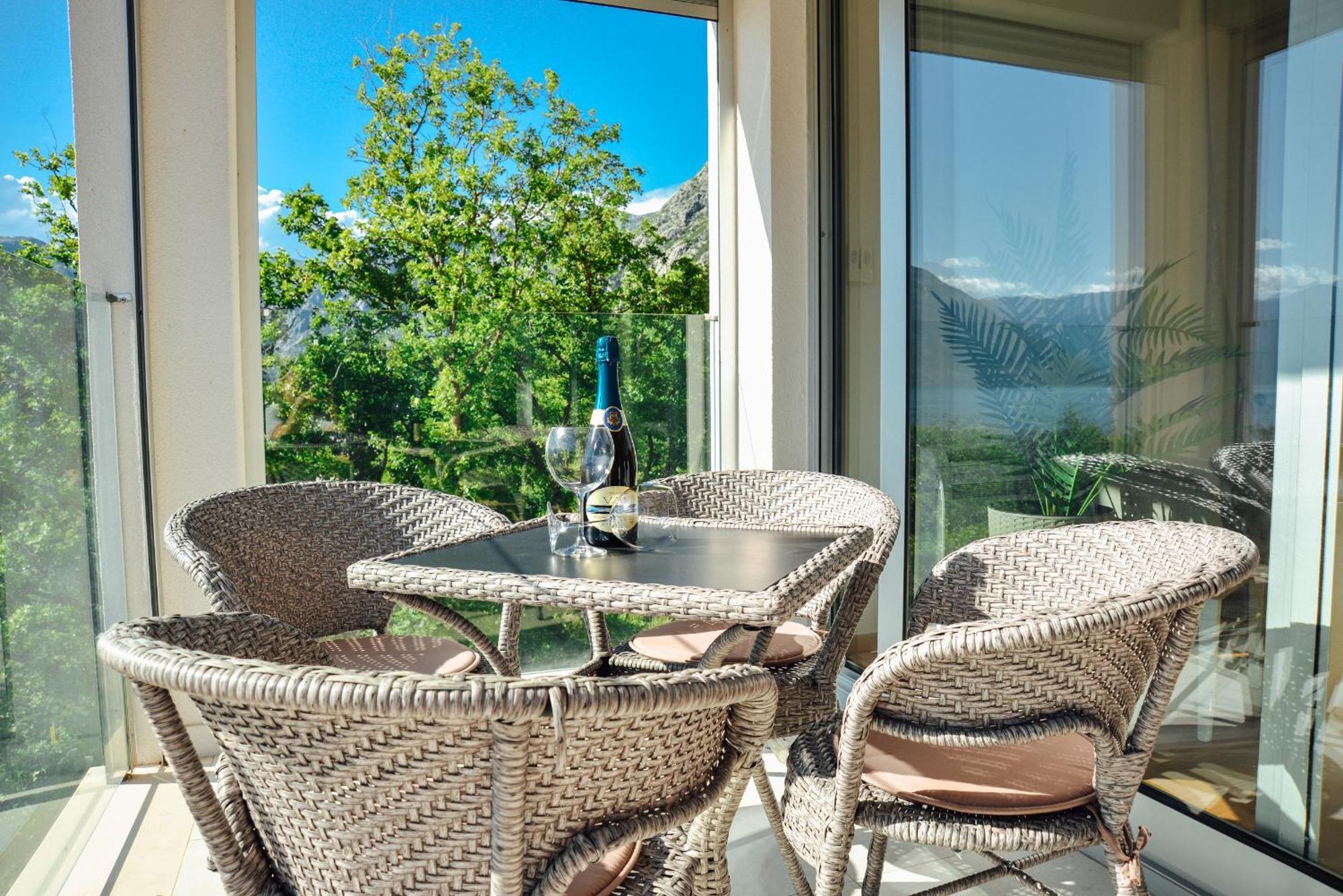 Sea View Apartment For 4 Котор Екстериор снимка