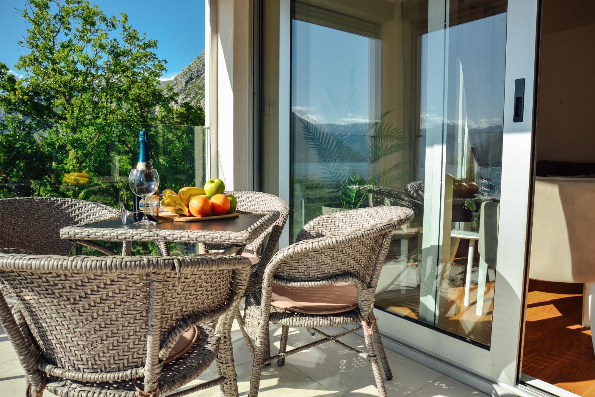 Sea View Apartment For 4 Котор Екстериор снимка