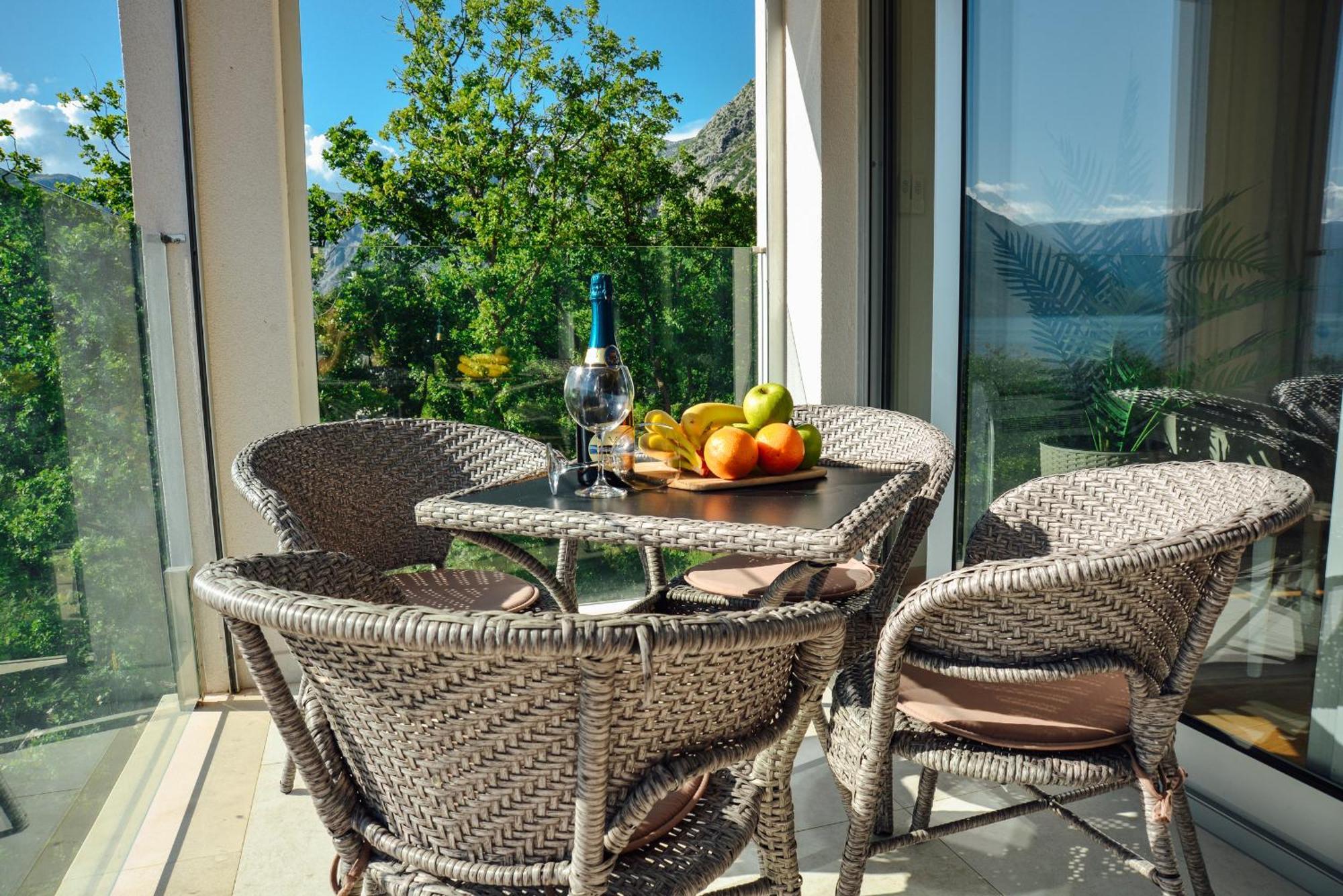Sea View Apartment For 4 Котор Екстериор снимка