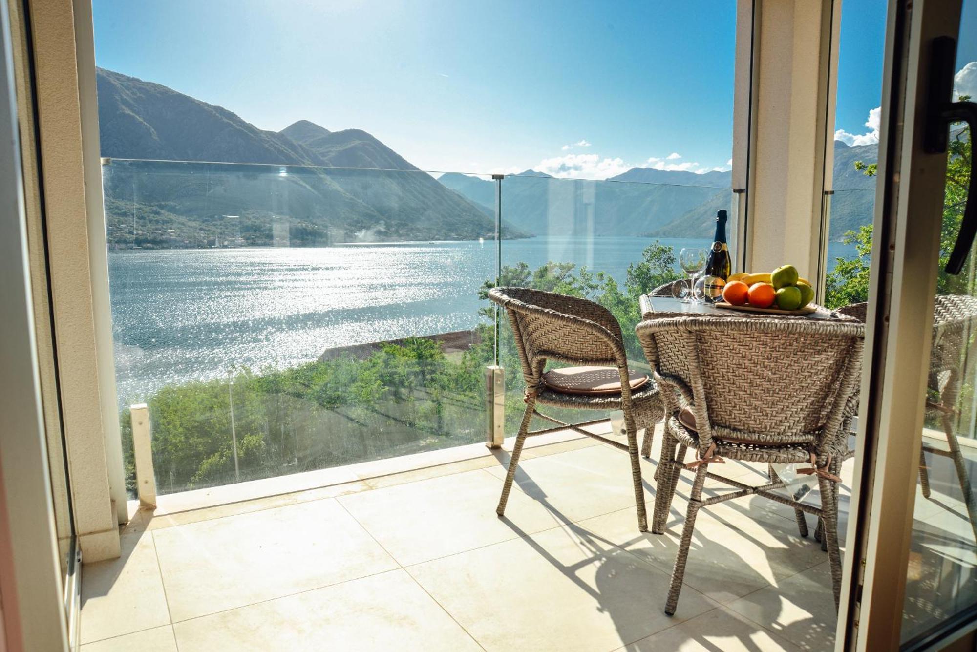 Sea View Apartment For 4 Котор Екстериор снимка